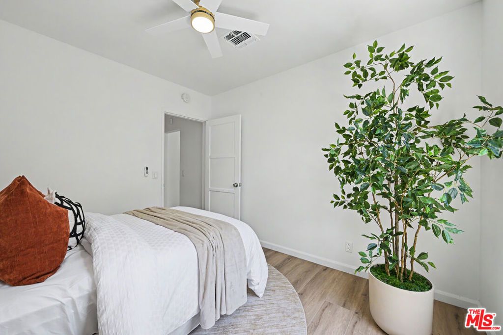 Image 23 of property listing at 5119 Enfield Avenue, Encino, CA 91316