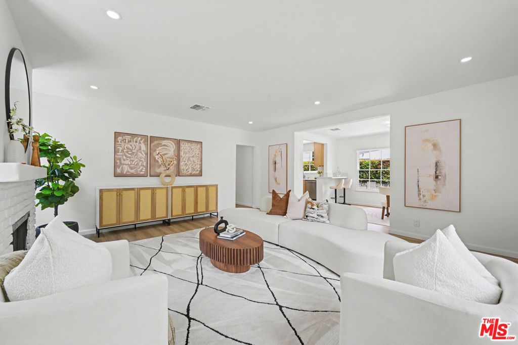 Image 3 of property listing at 5119 Enfield Avenue, Encino, CA 91316