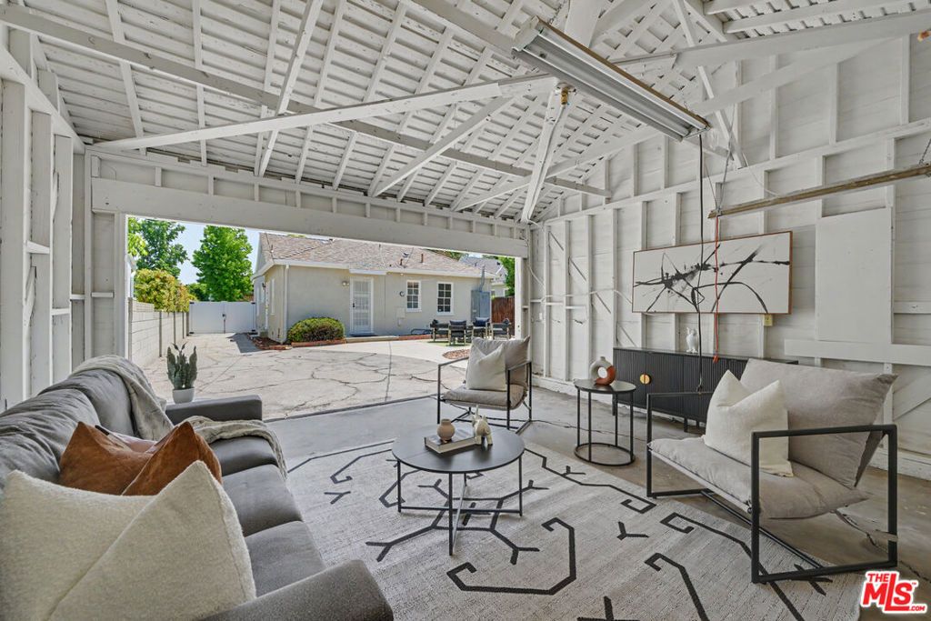 Image 32 of property listing at 5119 Enfield Avenue, Encino, CA 91316