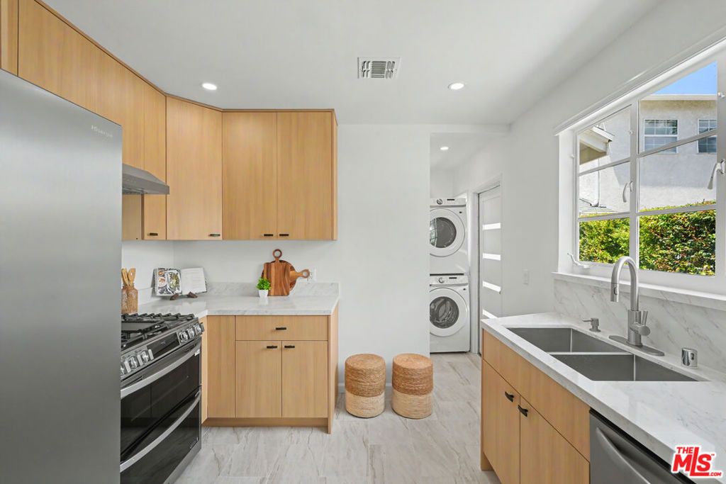 Image 9 of property listing at 5119 Enfield Avenue, Encino, CA 91316