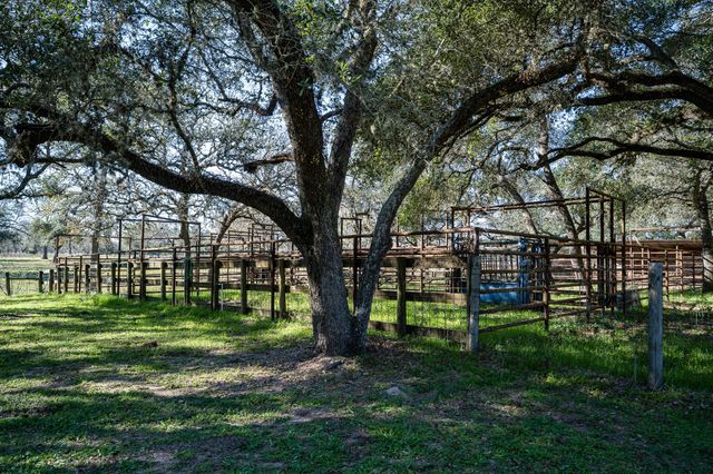 12570 FM 530, Hallettsville, TX 77964