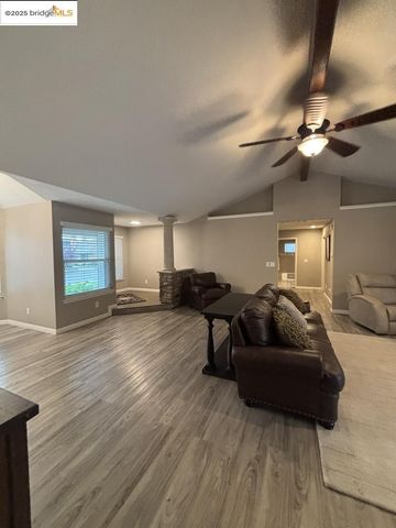 1740 S Teddy ST, Visalia, CA 93277