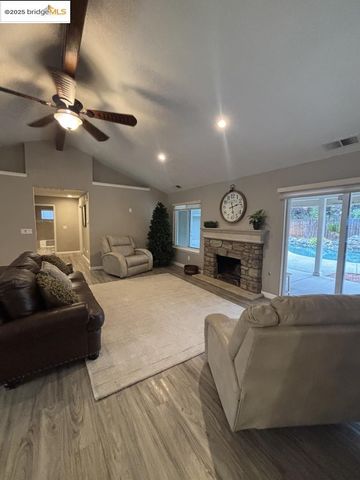 1740 S Teddy ST, Visalia, CA 93277