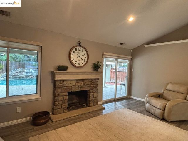 1740 S Teddy ST, Visalia, CA 93277