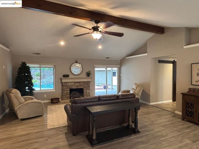 1740 S Teddy ST, Visalia, CA 93277