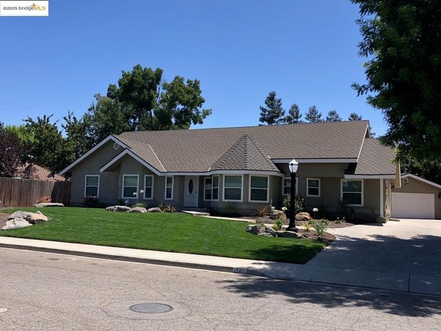 1740 S Teddy ST, Visalia, CA 93277