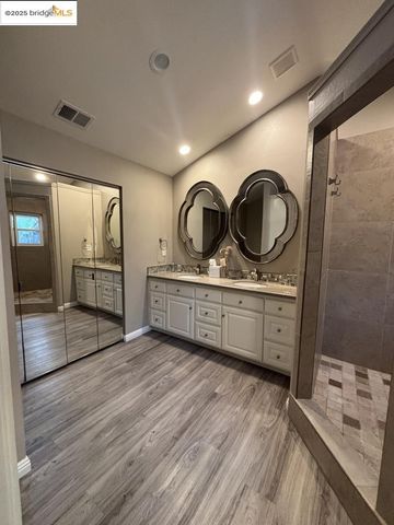 1740 S Teddy ST, Visalia, CA 93277