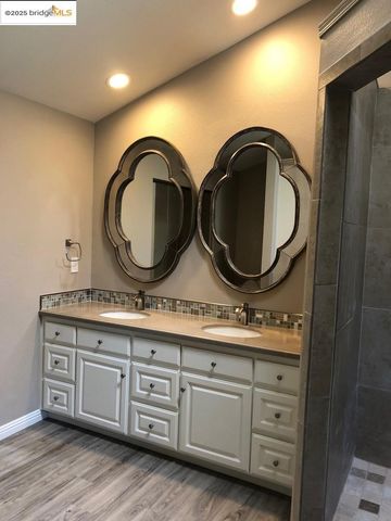 1740 S Teddy ST, Visalia, CA 93277