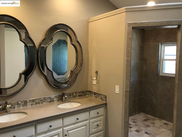 1740 S Teddy ST, Visalia, CA 93277