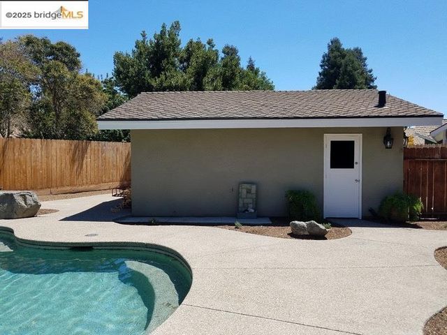 1740 S Teddy ST, Visalia, CA 93277