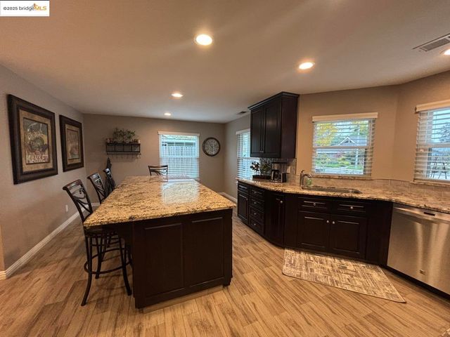 1740 S Teddy ST, Visalia, CA 93277