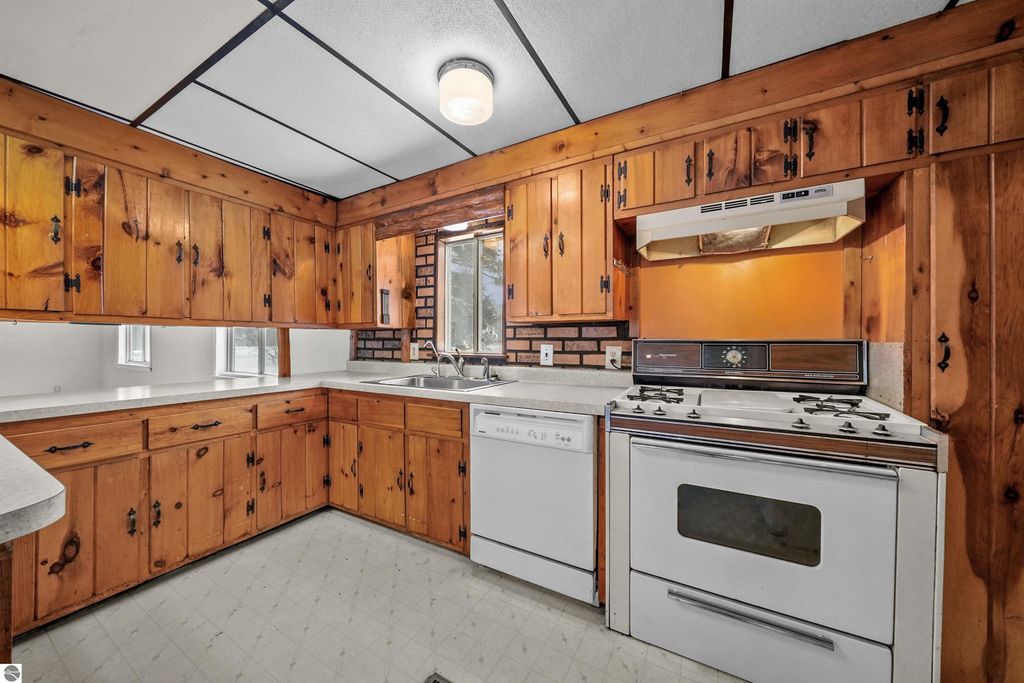 Image 9 of property listing at 9888 N Wilson Road, Lake City, MI 49651