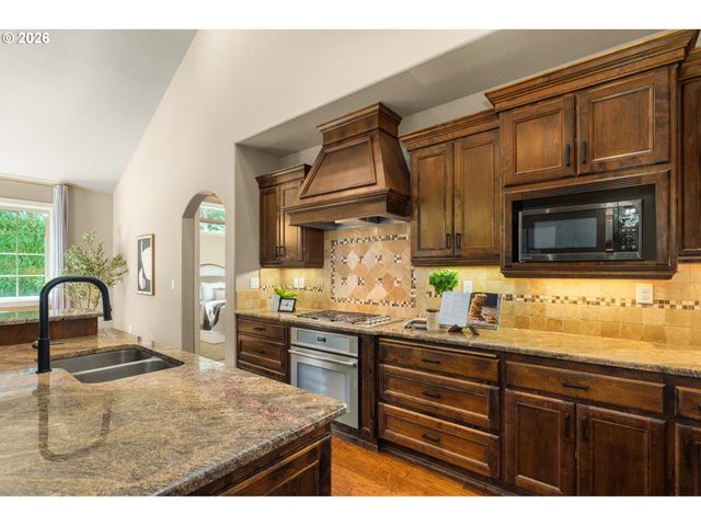 15677 FIELDSTONE Dr, Lake Oswego, OR 97035