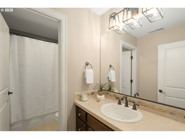 15677 FIELDSTONE Dr, Lake Oswego, OR 97035
