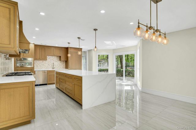 7 McCulloch Drive, Dix Hills, NY 11746