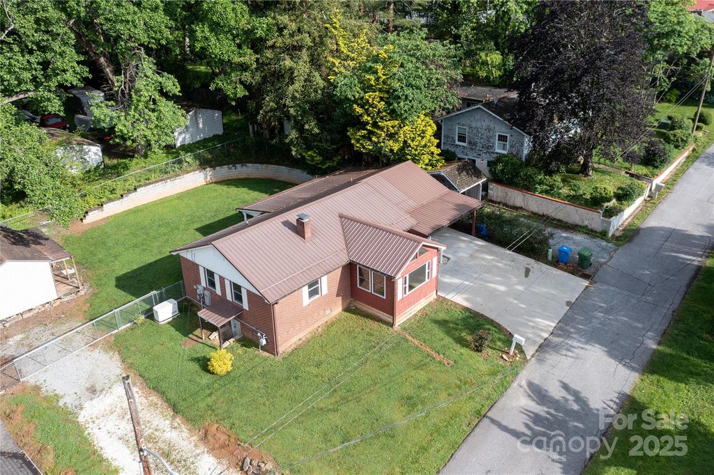 1523 Dawnview Drive, Hendersonville, NC 28791