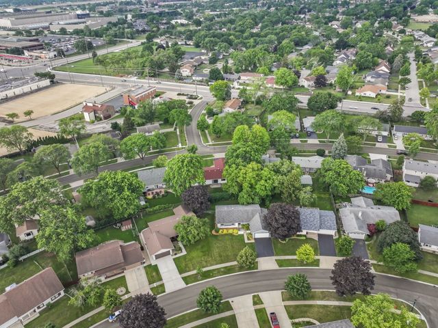 57 Kenilworth Avenue, Elk Grove Village, IL 60007