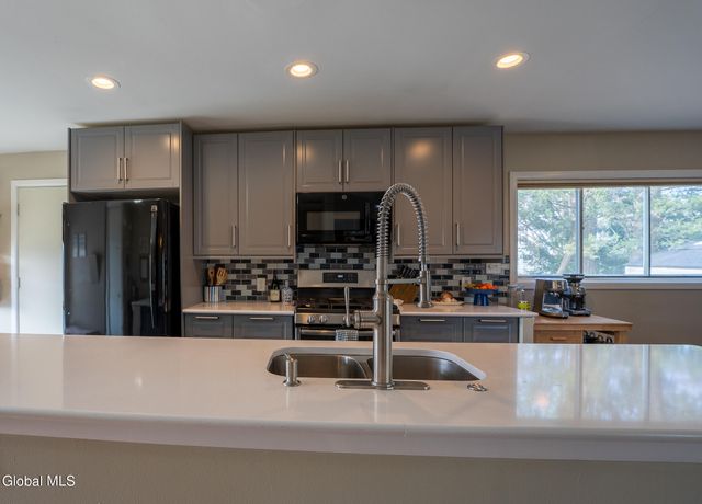 52 Hawthorne Avenue, Albany, NY 12203