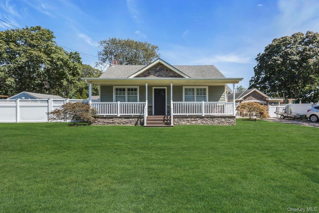 9 Arkays Avenue, East Islip, NY 11730