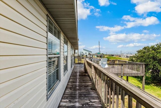970 Gulfview Drive, Crystal Beach, TX 77650