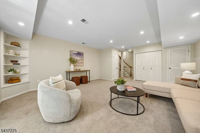 38 Shearwater Ln, Wayne Twp., NJ 07470