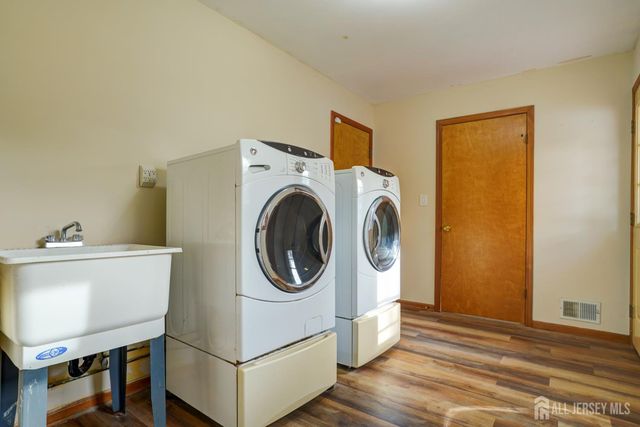 11 LENOX Street, Edison, NJ 08817