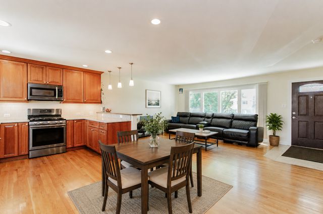 98 Lancaster Lane, Des Plaines, IL 60018