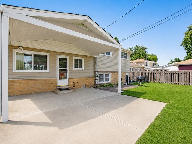 98 Lancaster Lane, Des Plaines, IL 60018