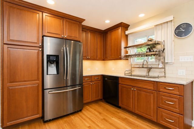 98 Lancaster Lane, Des Plaines, IL 60018