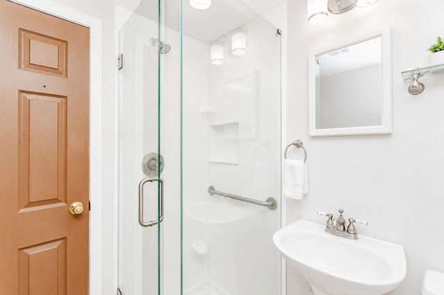 98 Lancaster Lane, Des Plaines, IL 60018
