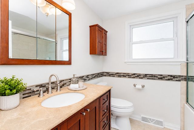98 Lancaster Lane, Des Plaines, IL 60018