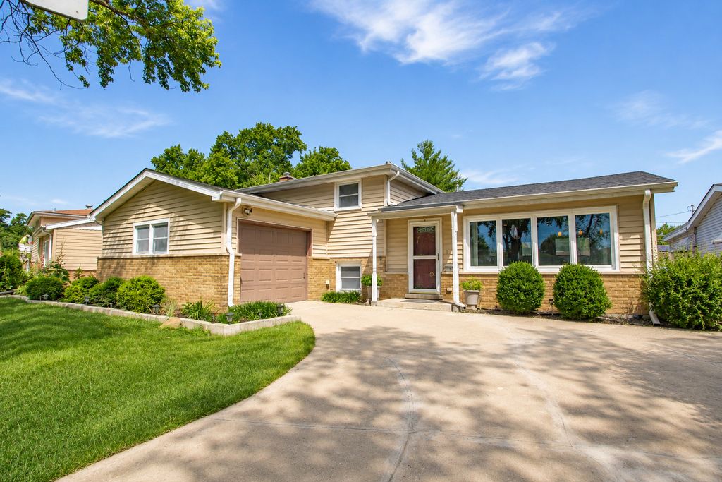 98 Lancaster Lane, Des Plaines, IL 60018