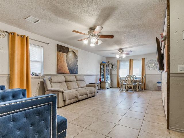 1012 NW 7th Place, Moore, OK 73160