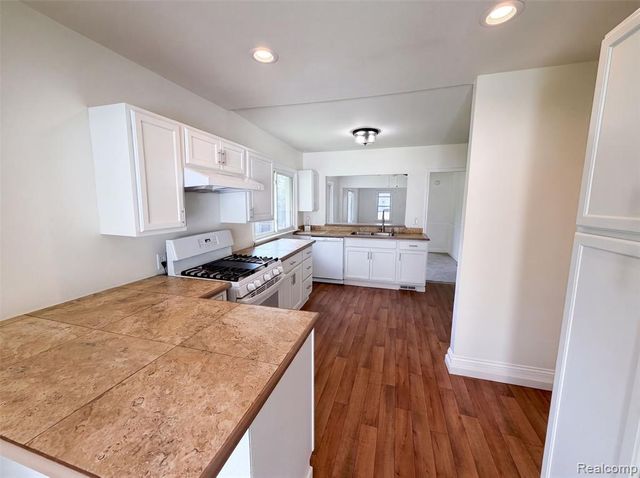 21420 Jefferson Street, Farmington, MI 48336