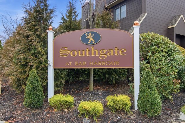 54 Southgate Circle, Massapequa Park, NY 11762