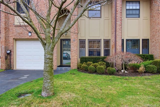 54 Southgate Circle, Massapequa Park, NY 11762