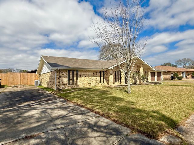 3160 Galewood Lane, Port Neches, TX 77651