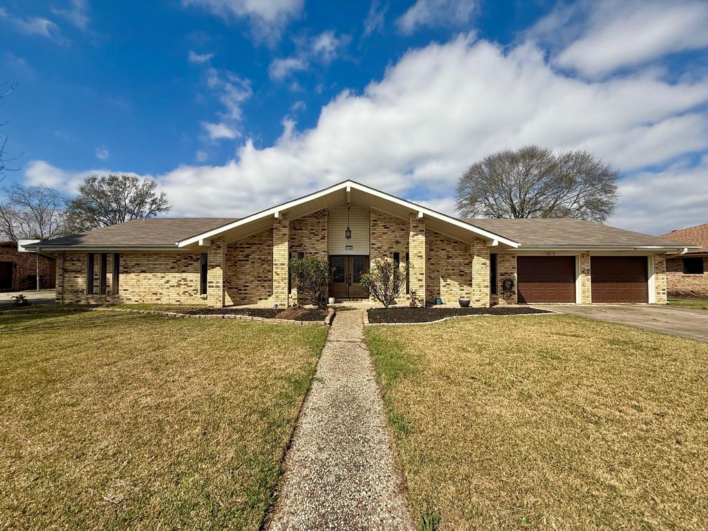 3160 Galewood Lane, Port Neches, TX 77651