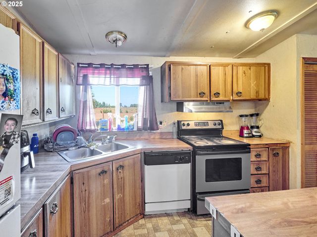 1632 BROWN St, Woodburn, OR 97071