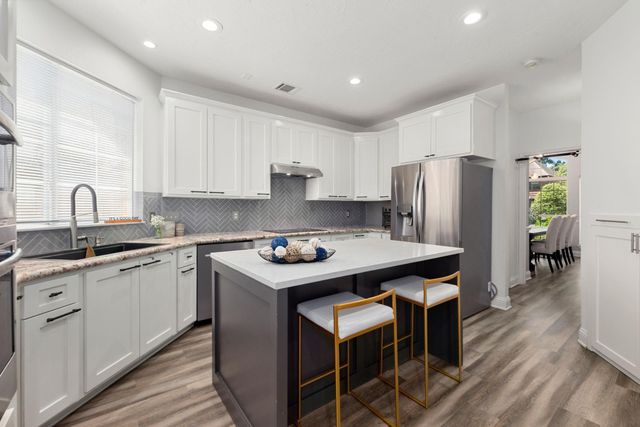 26 Cinnamon Teal Place, The Woodlands, TX 77382