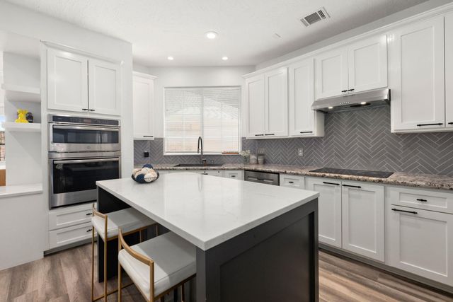 26 Cinnamon Teal Place, The Woodlands, TX 77382