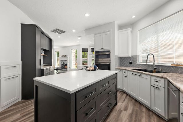 26 Cinnamon Teal Place, The Woodlands, TX 77382