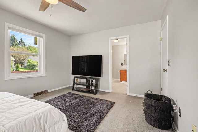 5866 Penny Farm Drive SE, Kentwood, MI 49508