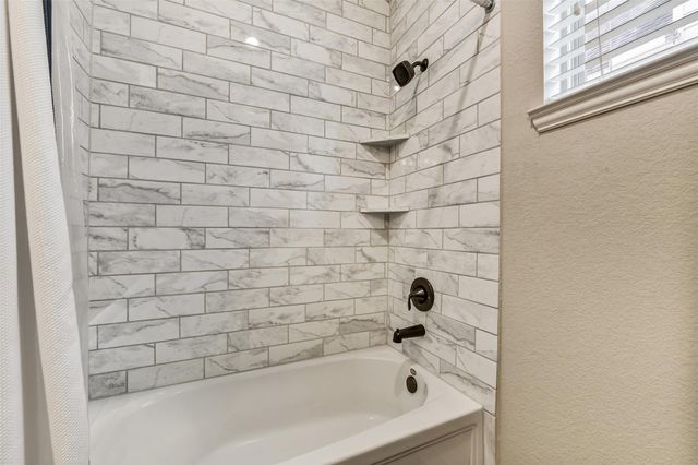 1652 Longwood Glen Lane, Friendswood, TX 77546