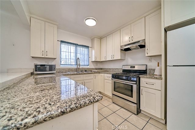 3011 S West View, Los Angeles, CA 90016