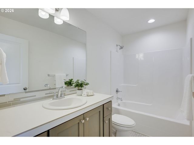 1043 N FAIRHOPE Pl, Ridgefield, WA 98642