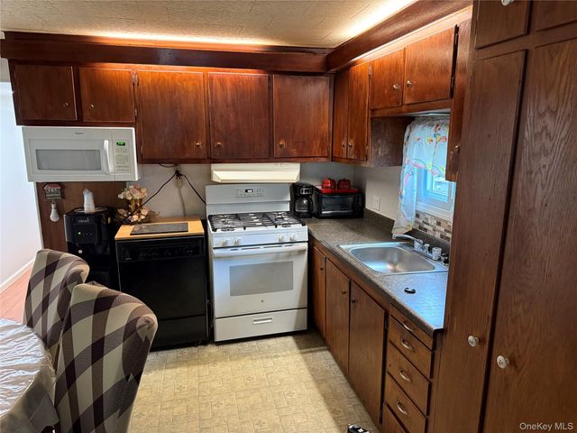 136 Quaker Rd Trailer Park, Pomona, NY 10970