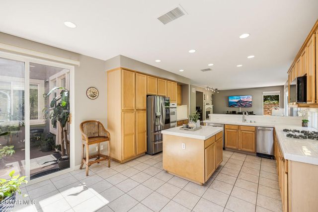 57 E Boulder Creek Road, Simi Valley, CA 93065