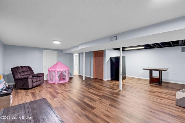 4212 Silvercreek Rd, Louisville, KY 40272