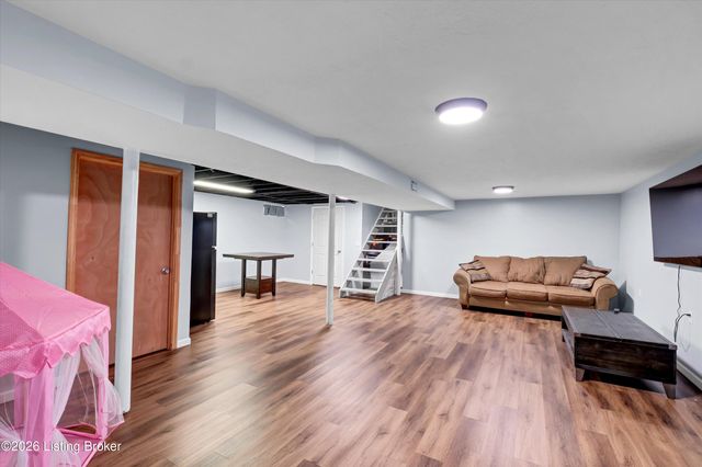 4212 Silvercreek Rd, Louisville, KY 40272